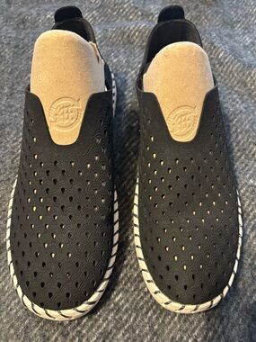 Tommy Bahama Women’s perforated slip on black and white slip on lightweight 7